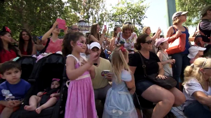 ‘Frozen’ Pre-Parade Delights Guests at Disneyland Park | Disneyland Resort