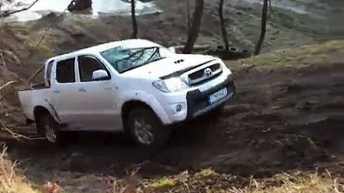 Toyota Hilux 2010 offroad testing