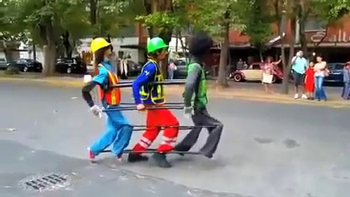 Mexico City, a men with funny Michael Jackson dance. Un divertido bailarin a los Michael Jackson