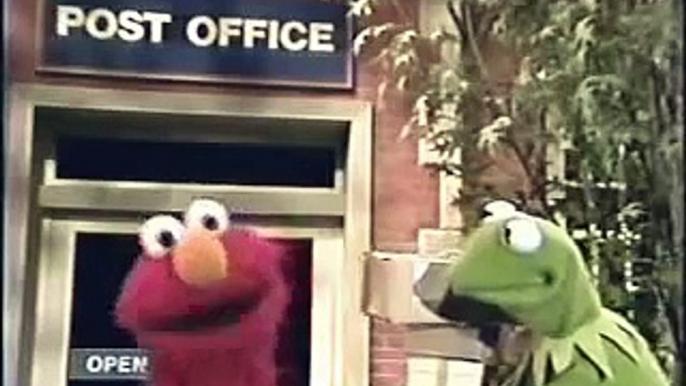 Classic Sesame Street - Elmo "helps" Kermit with something