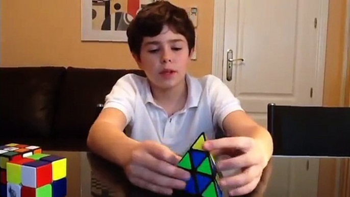 Carlos superdotado nos habla de su colegio mientras hace cubos de  Rubik