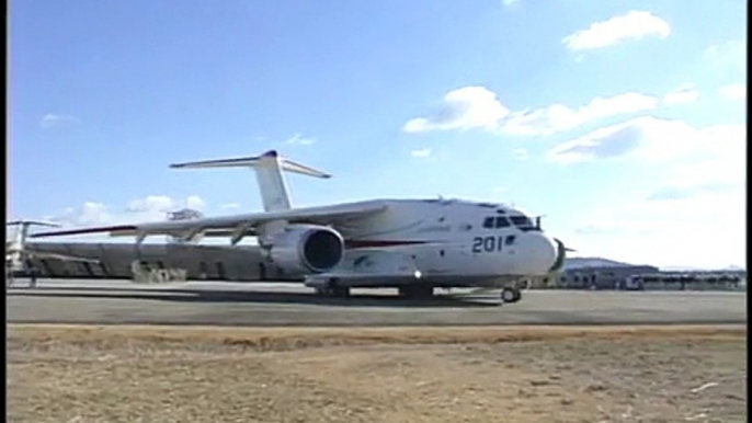 Premier vol de l'avion de transport Kawasaki XC-2