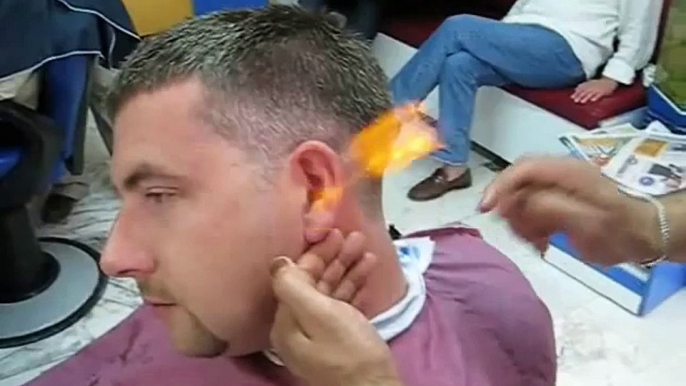 Un barbier turque utilise une flamme pour vous raser et couper vos cheveux