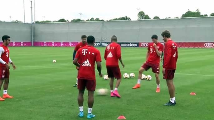 Douglas Costa vernascht Arturo Vidal - Erstes Training des Chilenen beim FC Bayern München