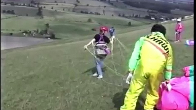 1989.10 devils dyke brighton sussex lady paraglider training with sky systems