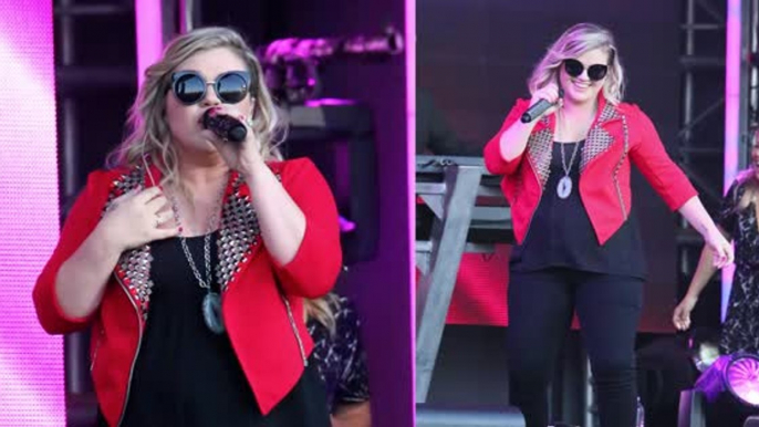 Kelly Clarkson Announces Second Pregnancy During Performance