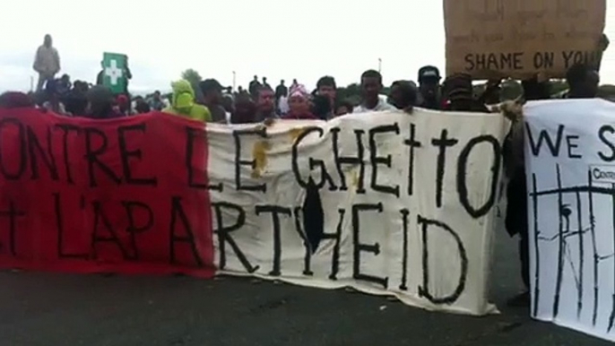 Calais : "Nous sommes des immigrants, pas des terroristes", scandent les migrants