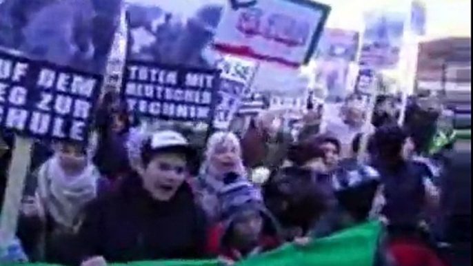 Israeli bombs and airstrikes on gaza  protested in Hamburg