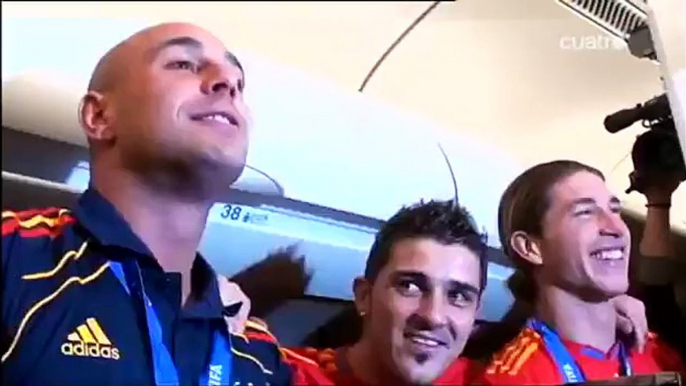 España Celebra el Titulo en el Avion( Reina,Villa y Ramos Borrachos )