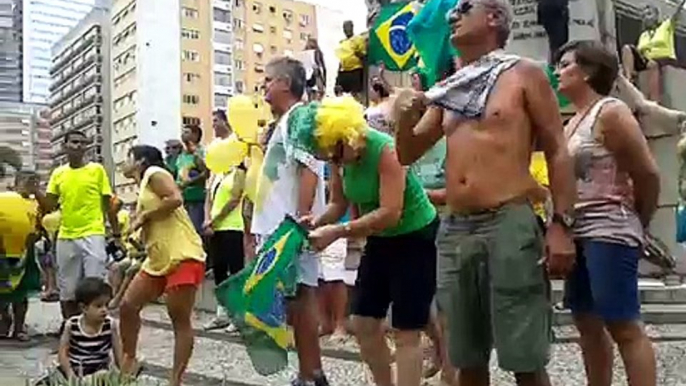 Hino Nacional Brasileiro durante o protesto de março em Santos.