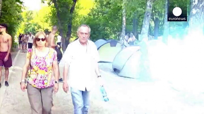 Los asistentes al festival de Sziget donan sus tiendas de campaña a los refugiados en Hungría