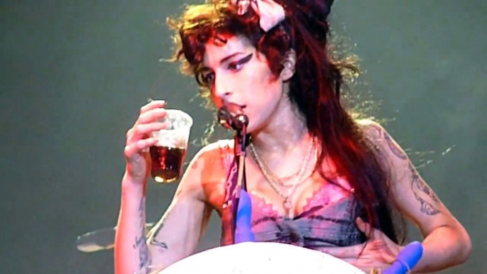 Amy Winehouse singing Rehab at Bestival 2008 drunk