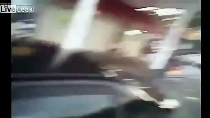 LiveLeak   Body Cam Suspect Drives Off With Officer Clinging to Car-copypasteads.com