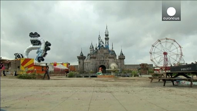 Tutti pazzi per il parco a tema di Banksy: in tilt il sito web di "Dismaland"