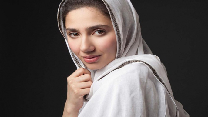 Pakistani Mahira Khan as Mazdoor Khan by Bollywood Film RAEES Team