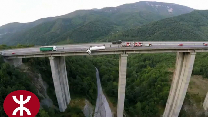 Accidents un camion suspendu dans le vide à 128 m de hauteur d'un pont en Bulgarie