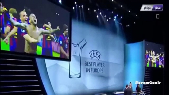 لحظة تتويج ليونيل ميسي بجائزة افضل لاعب في اوروبا 2015 مترجم
