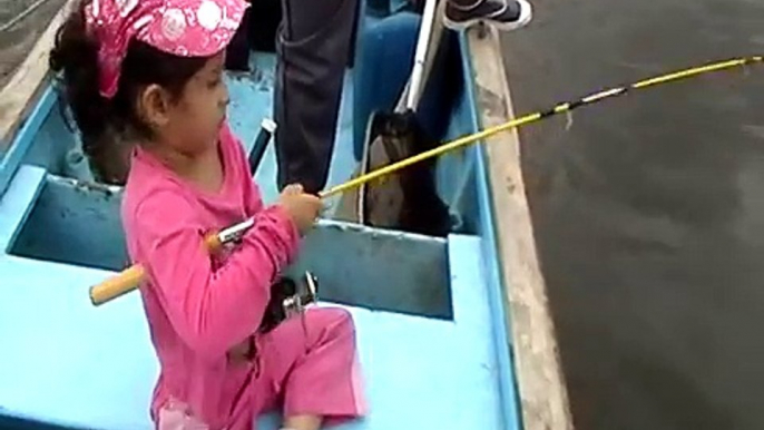 Pesca de Pez Exótico por niña de 3 años