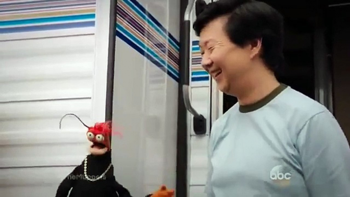THE MUPPETS ABC - KEN JEONG TAKES A SELFIE WITH PEPE