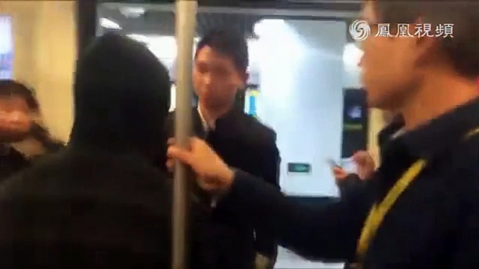 Kung fu in real fight !A Chinese man fights on subway in Tai chi/tai ji style.