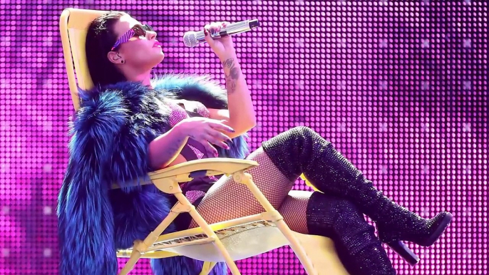 Demi Lovato Twerks with Iggy Azalea "Cool for the Summer" 2015 MTV VMA Performance