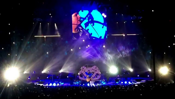 Garth Brooks singing The Dance live in Minneapolis, MN. A lady holds up a sign and Garth notices...