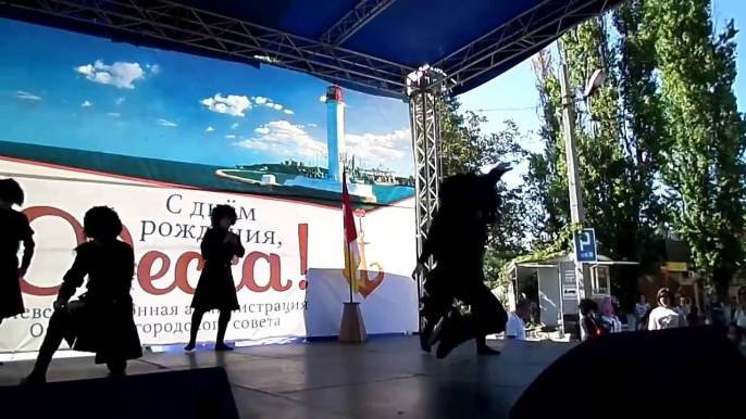 Дети танцуют грузинский танец на ярморке Children are dancing Georgian dance