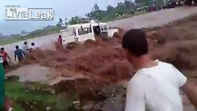 Watch how some brave lads risking their lives save passengers of a vehicle swept away by flood