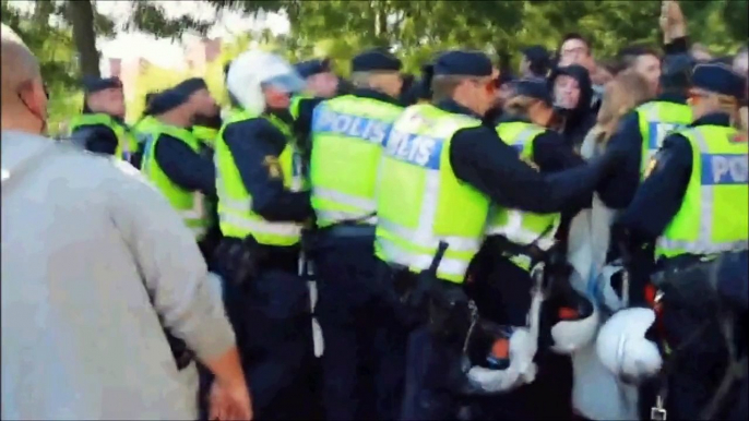 Svenskarnas Parti Manifestation Malmö - Motdemostrant blir påkörd - Motdemostration