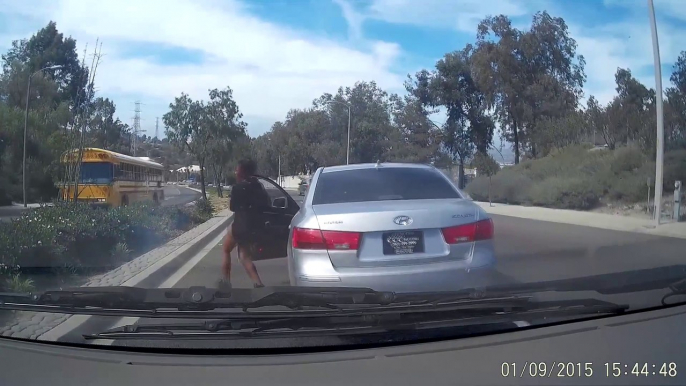 Une femme saute de sa voiture en marche et provoque un gros accident