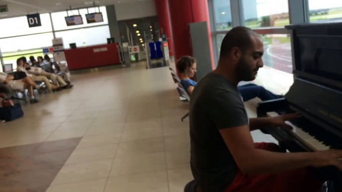 Man Entertains People at the Airport with Great Piano Skills!