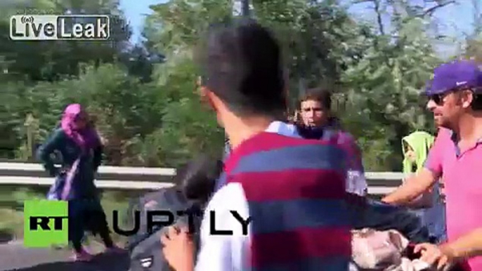 Hungary: Over 1000 refugees march along busy M1 highway towards Vienna