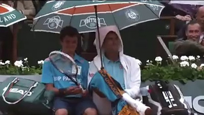 Novak Djokovic sharing a drink with ballboy at Roland Garros