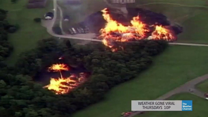 Tornade de feu créée lors de l'incendie d'une usine de Whisky frappé par la foudre.