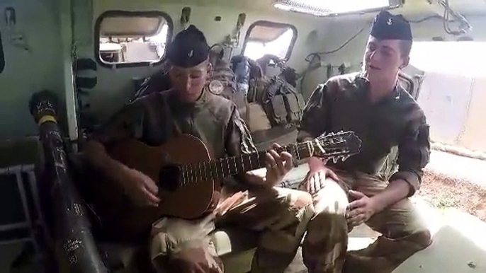 Des soldats français ont écrit une chanson magique au sujet de leur mission en afrique : émouvant!