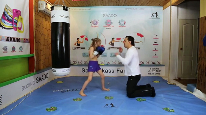 Eight year old girl impressive boxing