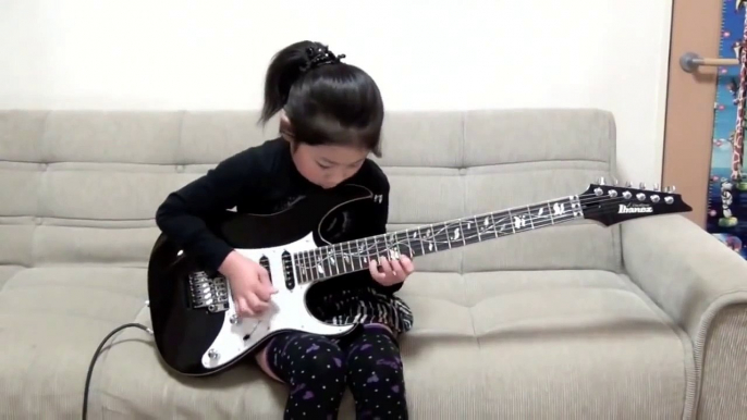 Une jeune surdouée de la guitare électrique à 8 ans seulement!-YouZAP.fr