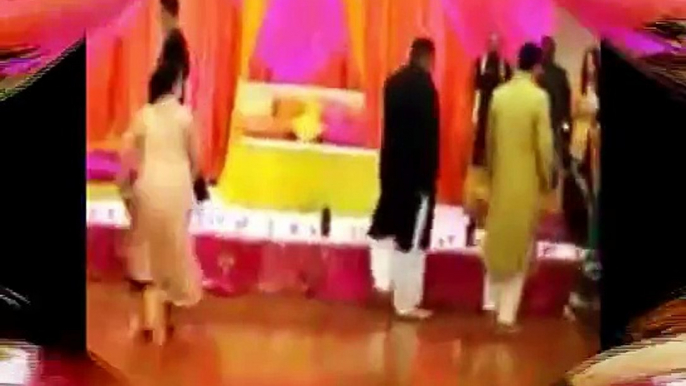 Pakistani Wedding Mehndi Night BEST Dance  Mera Piya Ghar Aya