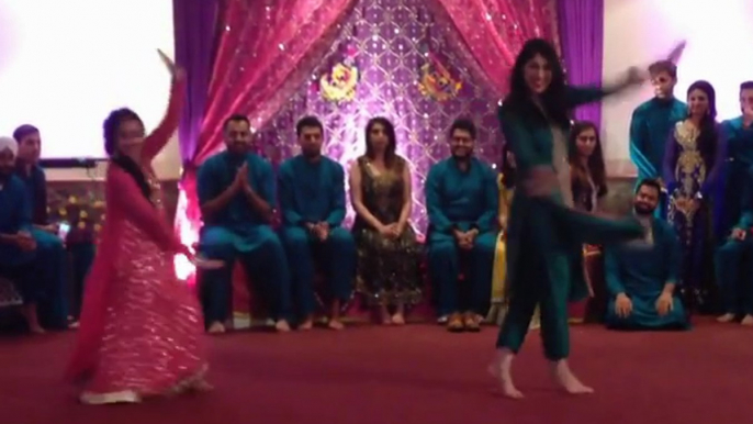 Beautiful Punjabi Girls Dance on '' Larke Ore Larke ''