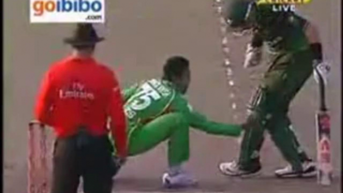 Most funniest Dismissal in Cricket history - Shahid Afridi Wicket - 11 March 2012