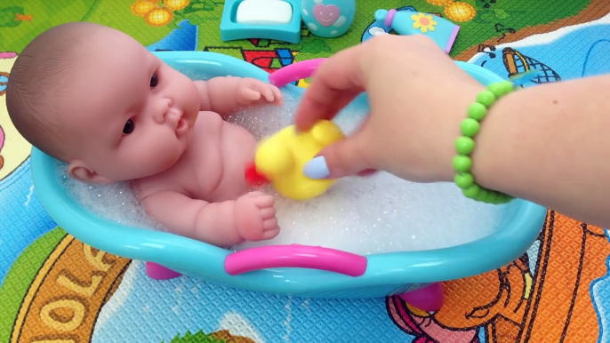 Видео с куклой Пупсик играем в дочки матери игрушки для девочек Baby Doll Bathtime