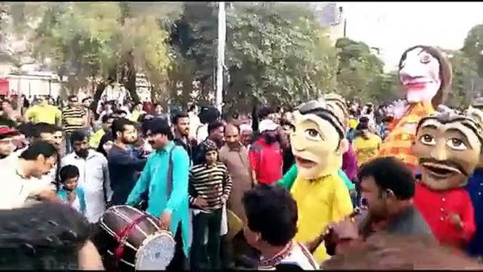 Amazing Dance on Roads of Lahore