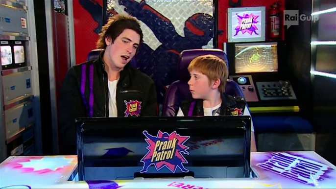 Scherzi divertenti: Chitarra magica - Prank Patrol - puntata 46