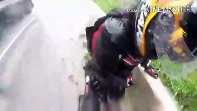 Ce motard va proteger sa copine pendant leur accident de moto sur l'autoroute