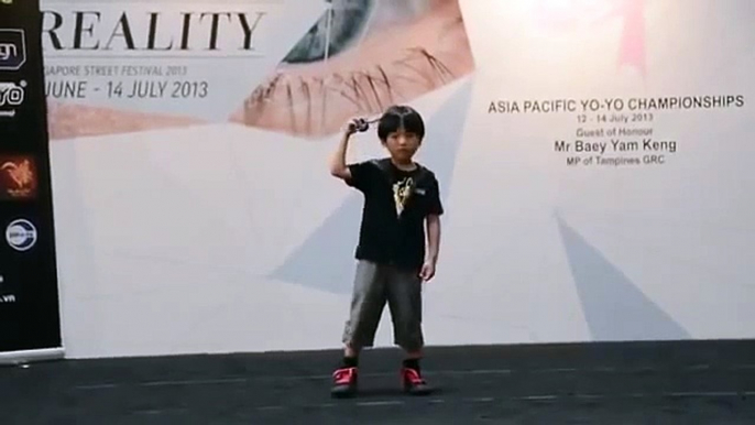 Amazing 6 y.o.Yo-yo master.