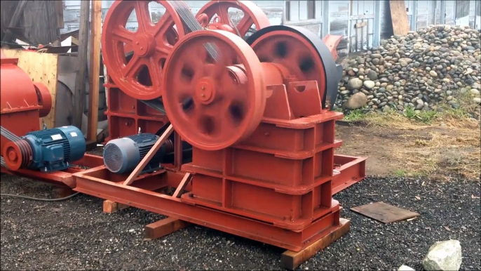 Thegramophone | MBMMLLC.com: Crushing granite slabs and rocks to gravel with a jaw rock crusher