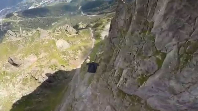 Savoie : Un vol en wingsuit à quelques mètres de la roche