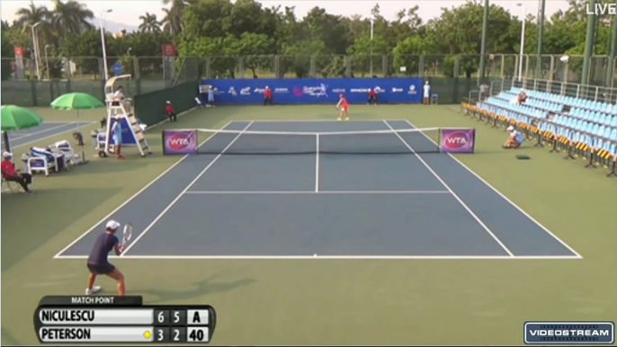 Une joueuse de Tennis remporte la balle de match sans sa raquette