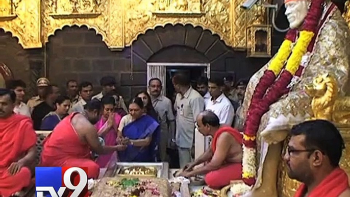 Gujarat CM Anandiben Patel pays obeisance at Sai Baba temple in Shirdi - Tv9 Gujarati