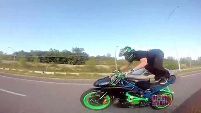 Motorcycle Stunts ACCIDENT Street Bike CRASHES Highway Wheelie CRASH Wheelies MOM FAIL Vid